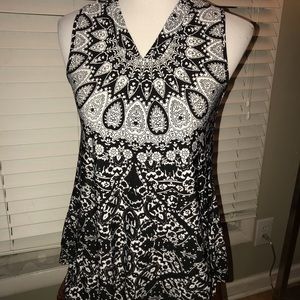 Sleeveless b&w blouse